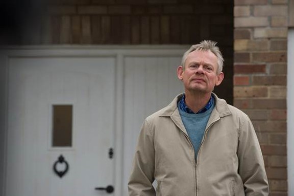 Martin Clunes returns to the world of sitcom in ‘Warren’ during ‘Doc Martin’ downtime